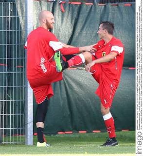 Aktuell Fußball, Training Nationalteam Österreich SOCCER - UEFA EURO EM Europameisterschaft Fussball 2016 quali, training AUT VIENNA,AUSTRIA,31.AUG.15 - SOCCER - UEFA European Championship EM Europameisterschaft 2016, European Qualifiers, training AUT. Image shows Robert Almer and Markus Suttner (AUT). GEPAxpictures xChristianxOrt