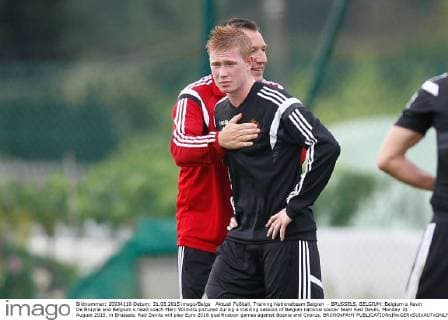 Aktuell Fußball, Training Nationalteam Belgien - BRUSSELS, BELGIUM: Belgium s Kevin De Bruyne and Belgium s head coach Marc Wilmots pictured during a training session of Belgian national soccer team Red Devils, Monday 31 August 2015, in Brussels. Red Devils will play Euro 2016 qualification games against Bosnia and Cyprus. BRUNOxFAHY  x04691321x