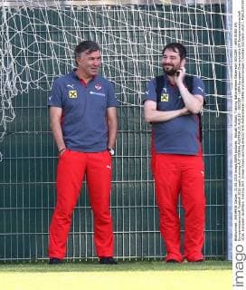 Aktuell Fußball, Training Nationalteam Österreich SOCCER - UEFA EURO EM Europameisterschaft Fussball 2016 quali, training AUT VIENNA,AUSTRIA,31.AUG.15 - SOCCER - UEFA European Championship EM Europameisterschaft 2016, European Qualifiers, training AUT. Image shows sporting director Willi Ruttensteiner (OEFB) and teammanager Christian Schramm (AUT). GEPAxpictures xChristianxOrt