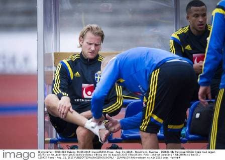 Aug. 31, 2015 - Stockholm, Sverige - 150831 Ola Toivonen för hjälp med tejpen pÃƒÂ¥ sin fot Training Nationalteam Schweden den 31 augusti 2015 i Stockholm..JohannaLundberg  - ZUMAb138