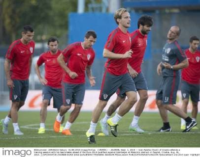 (150901) -- ZAGREB, Sept. 1, 2015 -- Ivan Rakitic (front) of Croatia attends a training session with his teammates ahead of the Euro 2016 qualifiers against Azerbaijan at Maksimir stadium in Zagreb, Croatia, Aug. 31, 2015. ) (SP)CROATIA-ZAGREB-EURO 2016 QUALIFIERS-TRAINING SESSION MisoxLisanin 