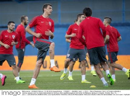 (150901) -- ZAGREB, Sept. 1, 2015 -- Mario Mandzukic (3rd L) of Croatia attends a training session with his teammates ahead of the Euro 2016 qualifiers against Azerbaijan at Maksimir stadium in Zagreb, Croatia, Aug. 31, 2015. ) (SP)CROATIA-ZAGREB-EURO 2016 QUALIFIERS-TRAINING SESSION MisoxLisanin 