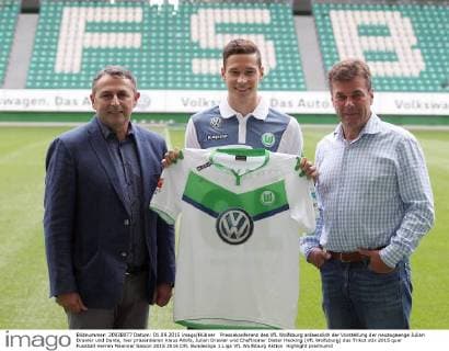 Pressekonferenz des VfL Wolfsburg anlaesslich der Vorstellung der neuzugaenge Julian Draxler und Dante, hier präsentieren Klaus Allofs, Julian Draxler und Cheftrainer Dieter Hecking (VfL Wolfsburg) das Trikot