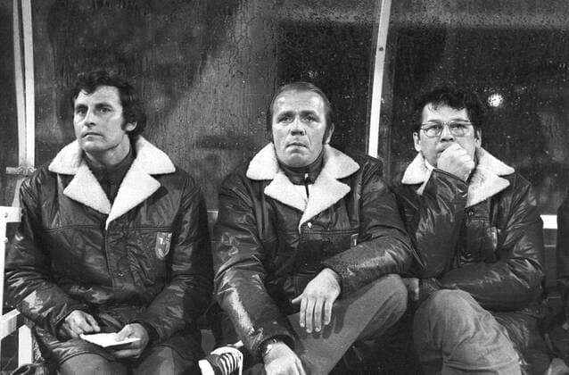 UEFA-Pokal: Schalke 04 - 1. FC Magdeburg 1977 1:3 Trainerbank Magdeburg mit Trainer Klaus Urbanczyk ( Mitte) HM