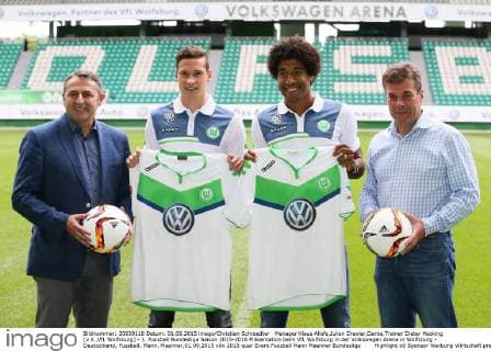 Manager Klaus Allofs,Julian Draxler,Dante,Trainer Dieter Hecking (v.li.,VfL Wolfsburg) - 1. Fussball Bundesliga Saison 2015-2016 Präsentation beim VfL Wolfsburg in der Volkswagen Arena in Wolfsburg - Deutschland, Fussball, Mann, Maenner,01.09.2015