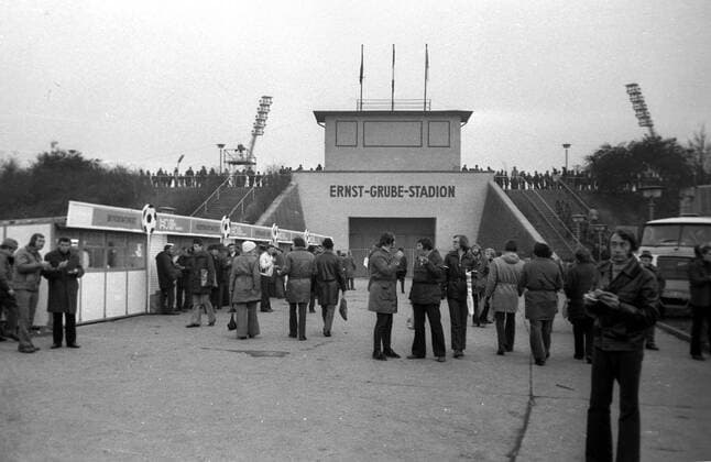 Fußball, Stadiongeschichte 1. FC Magdeburg Fussball-Europapokal: 1. FC Magdeburg - Bayern Muenchen 1:2 06.11.1974 Vor dem Spiel im Ernst-Grube-Stadion HM