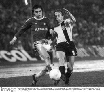 UEFA-Cup Hamburger SV - Dynamo Dresden 27.11.1974 links Peter Nogly (HSV) HM