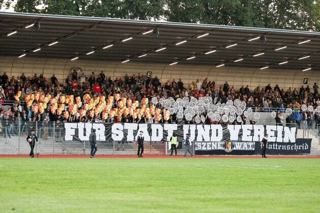 Fußball, Stadiongeschichte SG Wattenscheid 09 Bochum Choreografie von den Wattenscheider Fans. SG Wattenscheid 09 - Rot-Weiss Essen, Fussball, Regionalliga-West, Spieltag 6, 01.09.2015 , Copyright: Deutzmann Eibner-Pressefoto EP_CDN