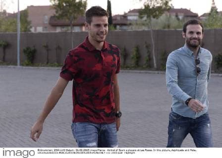 Arrival of Spain s players at Las Rozas. In this picture, Azpilicueta and Mata. xJUANxAGUADOx 