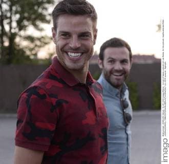 Arrival of Spain s players at Las Rozas. In this picture, Azpilicueta and Mata. xJUANxAGUADOx 