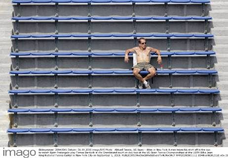 Aktuell Tennis, US Open - Hitze in New York A man takes his shirt off in the sun to watch Bjorn Fratangelo play Tomas Berdych in the Grandstand court on day two at the US Open Tennis Championships at the USTA Billie Jean King National Tennis Center in New York City on September 1, 2015.  NYP20150901112 JOHNxANGELILLO