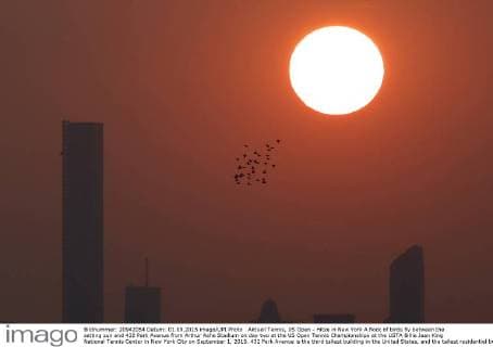 Aktuell Tennis, US Open - Hitze in New York A flock of birds fly between the setting sun and 432 Park Avenue from Arthur Ashe Stadium on day two at the US Open Tennis Championships at the USTA Billie Jean King National Tennis Center in New York City on September 1, 2015. 432 Park Avenue is the third tallest building in the United States, and the tallest residential building in the Western Hemisphere.  NYP20150901126 JOHNxANGELILLO