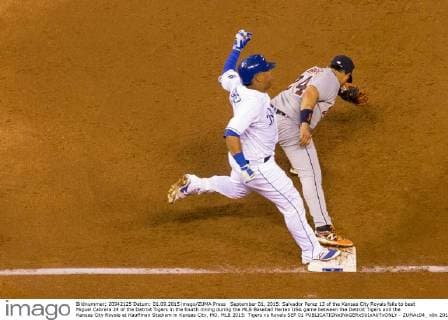 September 01, 2015: Salvador Perez 13 of the Kansas City Royals fails to beat Miguel Cabrera 24 of the Detroit Tigers in the fourth inning during the MLB Baseball Herren USA game between the Detroit Tigers and the Kansas City Royals at Kauffman Stadium in Kansas City, MO. MLB 2015: Tigers vs Royals SEP 01 - ZUMAc04_