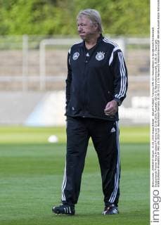 Aktuell Fußball, Training DFB U21 Nationalteam in Norderstedt Norderstedt Deutschlands Trainer Horst Hrubesch Training am 31.08.2015, Fussball, U21 U 21 Nationalmannschaft, 31.08.15 , Copyright: KOENIG Eibner-Pressefoto EP_FKG