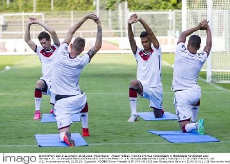Aktuell Fußball, Training DFB U21 Nationalteam in Norderstedt Norderstedt Leon Goretzka (Nr. 10, Deutsche Nationalmannschaft) und Davie Selke (Nr. 19, Deutsche Nationalmannschaft) Training am 31.08.2015, Fussball, U21 U 21 Nationalmannschaft, 31.08.15 , Copyright: KOENIG Eibner-Pressefoto EP_FKG