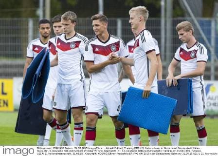 Aktuell Fußball, Training DFB U21 Nationalteam in Norderstedt Norderstedt Niklas Stark (Nr. 4, Deutsche Nationalmannschaft) begr??t Timo Baumgartl (Nr. 13, Deutsche Nationalmannschaft) Training am 31.08.2015, Fussball, U21 U 21 Nationalmannschaft, 31.08.15 , Copyright: KOENIG Eibner-Pressefoto EP_FKG