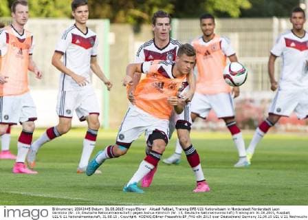 Aktuell Fußball, Training DFB U21 Nationalteam in Norderstedt Norderstedt Leon Goretzka (Nr. 10, Deutsche Nationalmannschaft) gegen Joshua Kimmich (Nr. 15, Deutsche Nationalmannschaft) Training am 31.08.2015, Fussball, U21 U 21 Nationalmannschaft, 31.08.15 , Copyright: KOENIG Eibner-Pressefoto EP_FKG