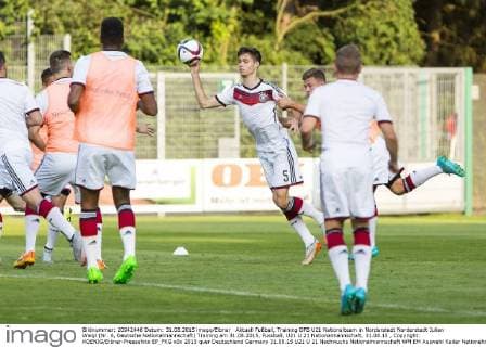 Aktuell Fußball, Training DFB U21 Nationalteam in Norderstedt Norderstedt Julian Weigl (Nr. 6, Deutsche Nationalmannschaft) Training am 31.08.2015, Fussball, U21 U 21 Nationalmannschaft, 31.08.15 , Copyright: KOENIG Eibner-Pressefoto EP_FKG