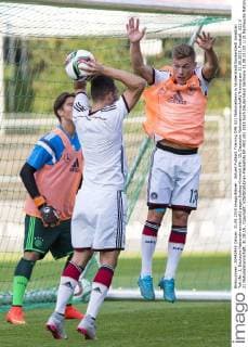 Aktuell Fußball, Training DFB U21 Nationalteam in Norderstedt Norderstedt Jonathan Tah (Nr. 3, Deutsche Nationalmannschaft) gegen Joshua Kimmich (Nr. 15, Deutsche Nationalmannschaft) Training am 31.08.2015, Fussball, U21 U 21 Nationalmannschaft, 31.08.15 , Copyright: KOENIG Eibner-Pressefoto EP_FKG