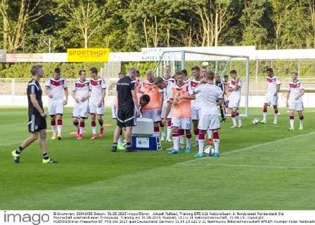 Aktuell Fußball, Training DFB U21 Nationalteam in Norderstedt Norderstedt Die Mannschaft waehrend einer Trinkpause. Training am 31.08.2015, Fussball, U21 U 21 Nationalmannschaft, 31.08.15 , Copyright: KOENIG Eibner-Pressefoto EP_FKG