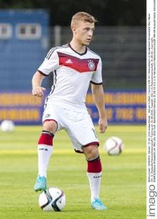 Aktuell Fußball, Training DFB U21 Nationalteam in Norderstedt Norderstedt Max Meyer (Nr. 8, Deutsche Nationalmannschaft) Training am 31.08.2015, Fussball, U21 U 21 Nationalmannschaft, 31.08.15 , Copyright: KOENIG Eibner-Pressefoto EP_FKG
