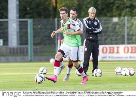 Aktuell Fußball, Training DFB U21 Nationalteam in Norderstedt Norderstedt Leon Goretzka (Nr. 10, Deutsche Nationalmannschaft) Training am 31.08.2015, Fussball, U21 U 21 Nationalmannschaft, 31.08.15 , Copyright: KOENIG Eibner-Pressefoto EP_FKG