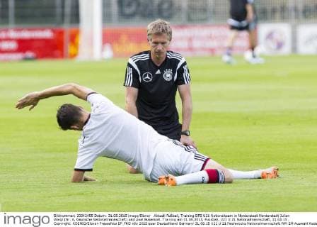 Aktuell Fußball, Training DFB U21 Nationalteam in Norderstedt Norderstedt Julian Weigl (Nr. 6, Deutsche Nationalmannschaft) und Axel Busenkell. Training am 31.08.2015, Fussball, U21 U 21 Nationalmannschaft, 31.08.15 , Copyright: KOENIG Eibner-Pressefoto EP_FKG
