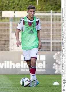 Aktuell Fußball, Training DFB U21 Nationalteam in Norderstedt Norderstedt Niklas Stark (Nr. 4, Deutsche Nationalmannschaft) Training am 31.08.2015, Fussball, U21 U 21 Nationalmannschaft, 31.08.15 , Copyright: KOENIG Eibner-Pressefoto EP_FKG