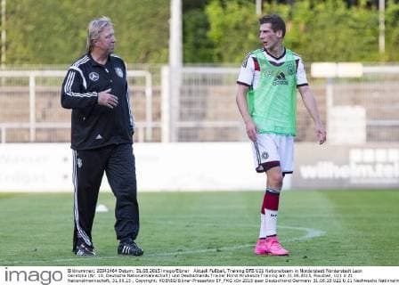 Aktuell Fußball, Training DFB U21 Nationalteam in Norderstedt Norderstedt Leon Goretzka (Nr. 10, Deutsche Nationalmannschaft) und Deutschlands Trainer Horst Hrubesch Training am 31.08.2015, Fussball, U21 U 21 Nationalmannschaft, 31.08.15 , Copyright: KOENIG Eibner-Pressefoto EP_FKG