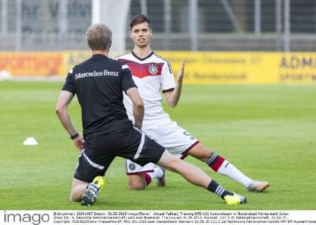 Aktuell Fußball, Training DFB U21 Nationalteam in Norderstedt Norderstedt Julian Weigl (Nr. 6, Deutsche Nationalmannschaft) und Axel Busenkell. Training am 31.08.2015, Fussball, U21 U 21 Nationalmannschaft, 31.08.15 , Copyright: KOENIG Eibner-Pressefoto EP_FKG