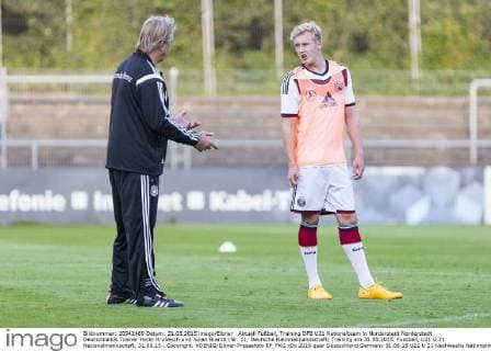 Aktuell Fußball, Training DFB U21 Nationalteam in Norderstedt Norderstedt Deutschlands Trainer Horst Hrubesch und Julian Brandt (Nr. 11, Deutsche Nationalmannschaft) Training am 31.08.2015, Fussball, U21 U 21 Nationalmannschaft, 31.08.15 , Copyright: KOENIG Eibner-Pressefoto EP_FKG