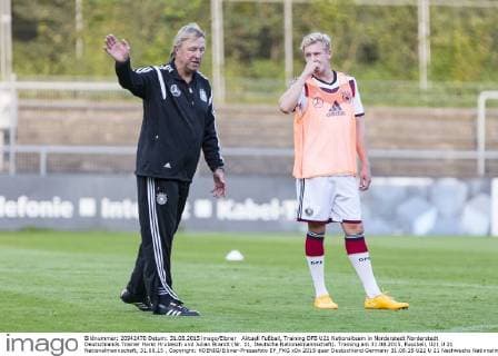 Aktuell Fußball, Training DFB U21 Nationalteam in Norderstedt Norderstedt Deutschlands Trainer Horst Hrubesch und Julian Brandt (Nr. 11, Deutsche Nationalmannschaft). Training am 31.08.2015, Fussball, U21 U 21 Nationalmannschaft, 31.08.15 , Copyright: KOENIG Eibner-Pressefoto EP_FKG