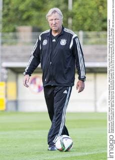 Aktuell Fußball, Training DFB U21 Nationalteam in Norderstedt Norderstedt Deutschlands Trainer Horst Hrubesch Training am 31.08.2015, Fussball, U21 U 21 Nationalmannschaft, 31.08.15 , Copyright: KOENIG Eibner-Pressefoto EP_FKG