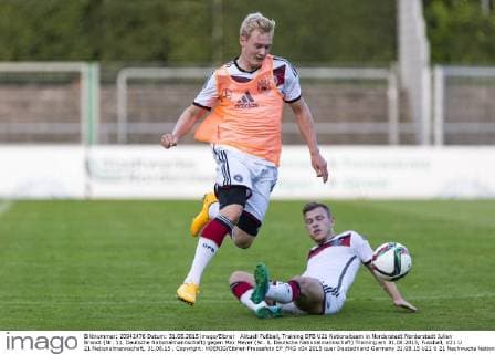 Aktuell Fußball, Training DFB U21 Nationalteam in Norderstedt Norderstedt Julian Brandt (Nr. 11, Deutsche Nationalmannschaft) gegen Max Meyer (Nr. 8, Deutsche Nationalmannschaft) Training am 31.08.2015, Fussball, U21 U 21 Nationalmannschaft, 31.08.15 , Copyright: KOENIG Eibner-Pressefoto EP_FKG