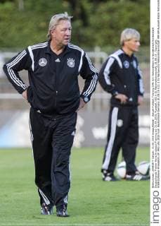 Aktuell Fußball, Training DFB U21 Nationalteam in Norderstedt Norderstedt Deutschlands Trainer Horst Hrubesch Training am 31.08.2015, Fussball, U21 U 21 Nationalmannschaft, 31.08.15 , Copyright: KOENIG Eibner-Pressefoto EP_FKG