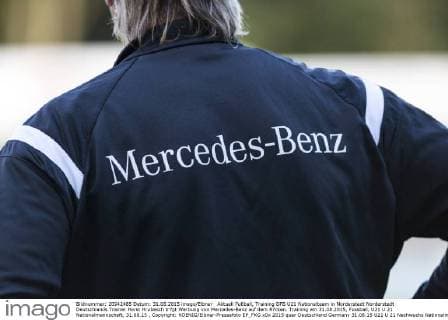Aktuell Fußball, Training DFB U21 Nationalteam in Norderstedt Norderstedt Deutschlands Trainer Horst Hrubesch tr?gt Werbung von Mercedes-Benz auf dem R?cken. Training am 31.08.2015, Fussball, U21 U 21 Nationalmannschaft, 31.08.15 , Copyright: KOENIG Eibner-Pressefoto EP_FKG