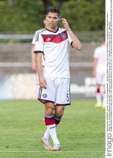 Aktuell Fußball, Training DFB U21 Nationalteam in Norderstedt Norderstedt Julian Weigl (Nr. 6, Deutsche Nationalmannschaft) Training am 31.08.2015, Fussball, U21 U 21 Nationalmannschaft, 31.08.15 , Copyright: KOENIG Eibner-Pressefoto EP_FKG
