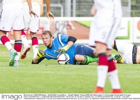 Aktuell Fußball, Training DFB U21 Nationalteam in Norderstedt Norderstedt Torhueter Marvin Schwaebe (Nr. 1, Deutsche Nationalmannschaft) Training am 31.08.2015, Fussball, U21 U 21 Nationalmannschaft, 31.08.15 , Copyright: KOENIG Eibner-Pressefoto EP_FKG