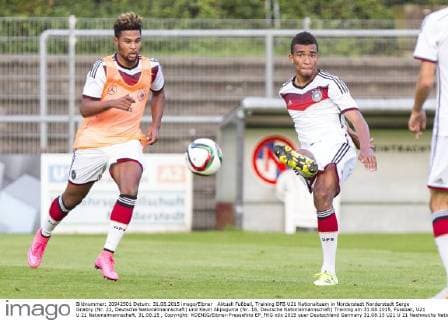 Aktuell Fußball, Training DFB U21 Nationalteam in Norderstedt Norderstedt Serge Gnabry (Nr. 22, Deutsche Nationalmannschaft) und Kevin Akpoguma (Nr. 16, Deutsche Nationalmannschaft) Training am 31.08.2015, Fussball, U21 U 21 Nationalmannschaft, 31.08.15 , Copyright: KOENIG Eibner-Pressefoto EP_FKG