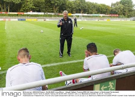 Aktuell Fußball, Training DFB U21 Nationalteam in Norderstedt Norderstedt Deutschlands Trainer Horst Hrubesch Training am 31.08.2015, Fussball, U21 U 21 Nationalmannschaft, 31.08.15 , Copyright: KOENIG Eibner-Pressefoto EP_FKG
