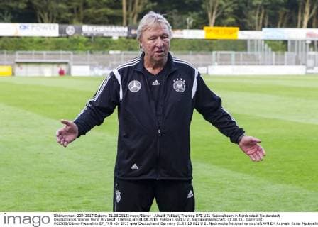 Aktuell Fußball, Training DFB U21 Nationalteam in Norderstedt Norderstedt Deutschlands Trainer Horst Hrubesch Training am 31.08.2015, Fussball, U21 U 21 Nationalmannschaft, 31.08.15 , Copyright: KOENIG Eibner-Pressefoto EP_FKG
