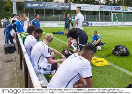 Aktuell Fußball, Training DFB U21 Nationalteam in Norderstedt Norderstedt Die Mannschaft nach dem Training. Training am 31.08.2015, Fussball, U21 U 21 Nationalmannschaft, 31.08.15 , Copyright: KOENIG Eibner-Pressefoto EP_FKG