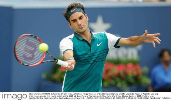 Roger Federer of Switzerland returns a shot to Leonardo Mayer of Argentina during their men s singles first round match at the 2015 US Open Tennis Tournament in New York, the United States, Sept. 1, 2015. Federer was qualified for the next round after beating Leonardo Mayer 3-0. ) (SP)US-NEW YORK-TENNIS-US OPEN-MEN S SINGLES-FIRST ROUND BaoxDandan 
