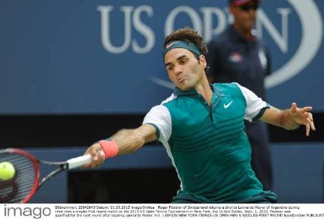 Roger Federer of Switzerland returns a shot to Leonardo Mayer of Argentina during their men s singles first round match at the 2015 US Open Tennis Tournament in New York, the United States, Sept. 1, 2015. Federer was qualified for the next round after beating Leonardo Mayer 3-0. ) (SP)US-NEW YORK-TENNIS-US OPEN-MEN S SINGLES-FIRST ROUND BaoxDandan 
