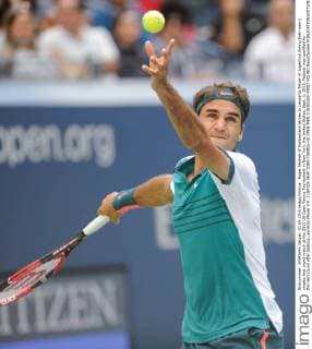 Roger Federer of Switzerland serves to Leonardo Mayer of Argentina during their men s singles first round match at the 2015 US Open Tennis Tournament in New York, the United States, Sept. 1, 2015. Federer was qualified for the next round after beating Leonardo Mayer 3-0. ) (SP)US-NEW YORK-TENNIS-US OPEN-MEN S SINGLES-FIRST ROUND BaoxDandan 