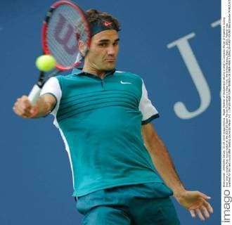Roger Federer of Switzerland returns a shot to Leonardo Mayer of Argentina during their men s singles first round match at the 2015 US Open Tennis Tournament in New York, the United States, Sept. 1, 2015. Federer was qualified for the next round after beating Leonardo Mayer 3-0. ) (SP)US-NEW YORK-TENNIS-US OPEN-MEN S SINGLES-FIRST ROUND BaoxDandan 