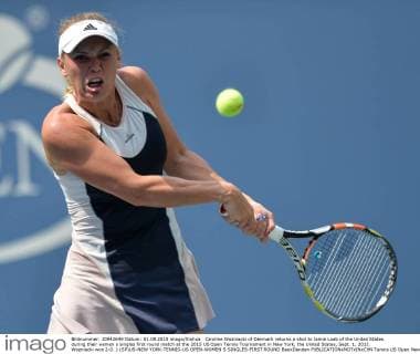 Caroline Wozniacki of Denmark returns a shot to Jamie Loeb of the United States during their women s singles first round match at the 2015 US Open Tennis Tournament in New York, the United States, Sept. 1, 2015. Wozniacki won 2-0. ) (SP)US-NEW YORK-TENNIS-US OPEN-WOMEN S SINGLES-FIRST ROUND BaoxDandan 