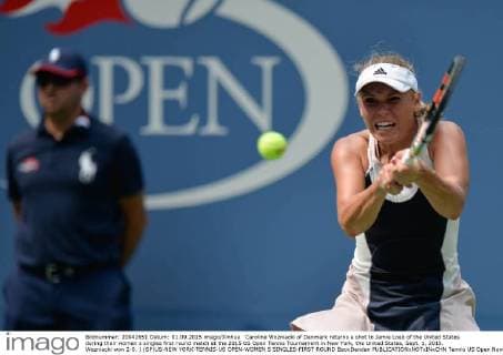 Caroline Wozniacki of Denmark returns a shot to Jamie Loeb of the United States during their women s singles first round match at the 2015 US Open Tennis Tournament in New York, the United States, Sept. 1, 2015. Wozniacki won 2-0. ) (SP)US-NEW YORK-TENNIS-US OPEN-WOMEN S SINGLES-FIRST ROUND BaoxDandan 