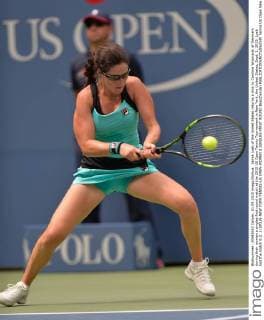 Jamie Loeb of the United States returns a shot to Caroline Wozniacki of Denmark during their women s singles first round match at the 2015 US Open Tennis Tournament in New York, the United States, Sept. 1, 2015. Loeb lost the match 0-2. ) (SP)US-NEW YORK-TENNIS-US OPEN-WOMEN S SINGLES-FIRST ROUND BaoxDandan 