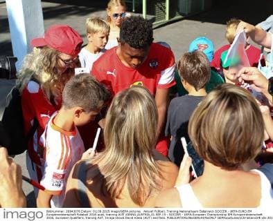 Aktuell Fußball, Training Nationalteam Österreich SOCCER - UEFA EURO EM Europameisterschaft Fussball 2016 quali, training AUT VIENNA,AUSTRIA,01.SEP.15 - SOCCER - UEFA European Championship EM Europameisterschaft 2016, European Qualifiers, training AUT. Image shows David Alaba (AUT) and fans. GEPAxpictures xChristianxOrt